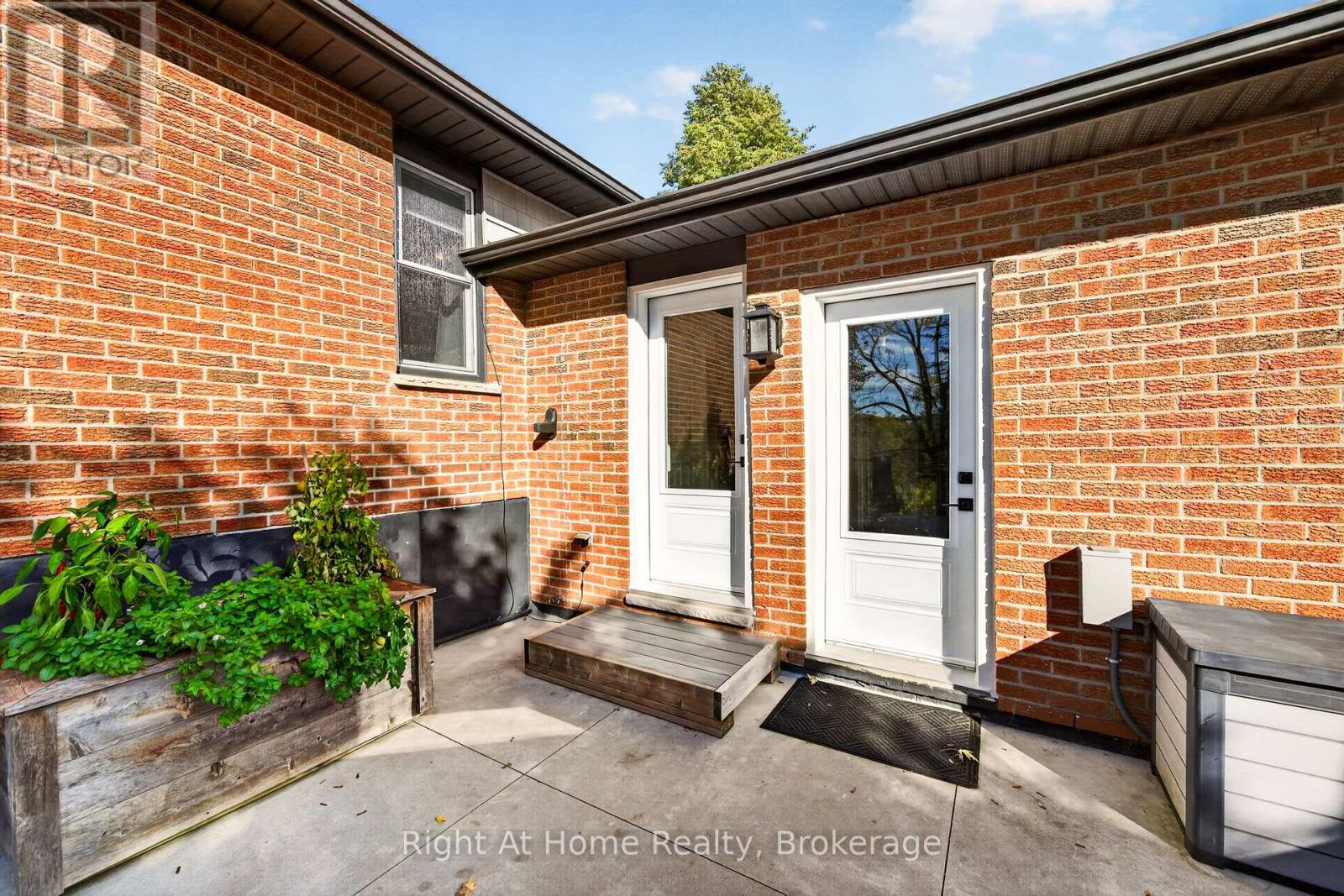 23 LAURENDALE AVENUE - Image 28