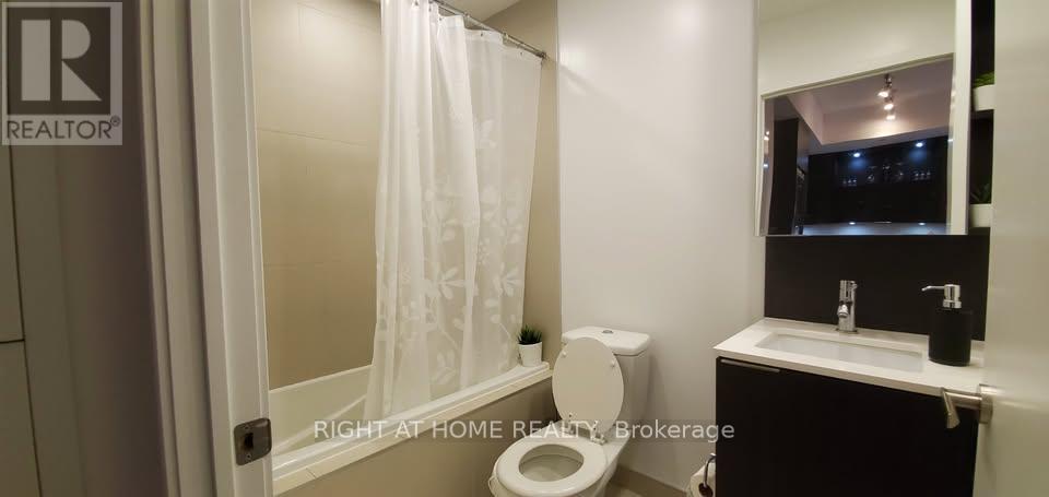 2003 - 55 REGENT PARK BOULEVARD, Toronto (Regent Park) — photo 12