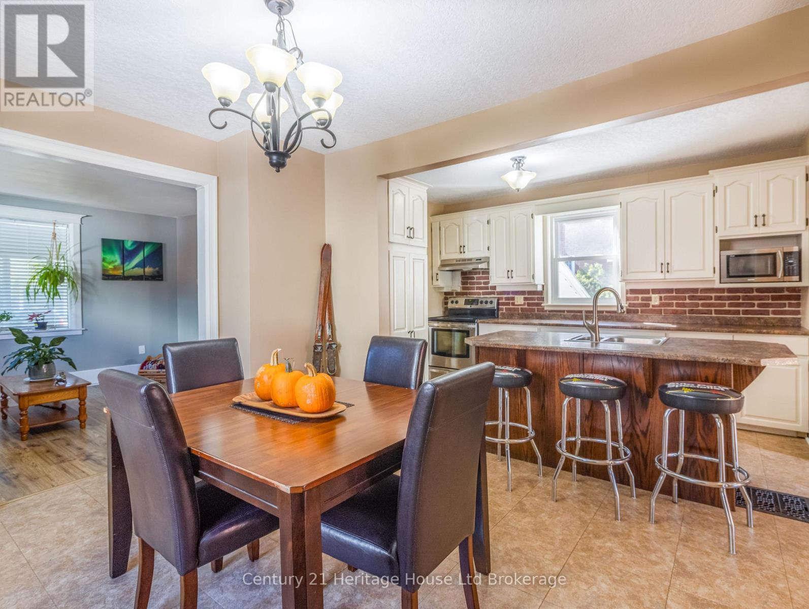 535 RICHILEAU AVENUE S - Image 11