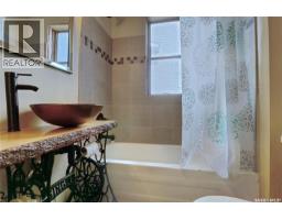 1042 Algoma Avenue, Moose Jaw, SK S6H3Z5 Photo 16