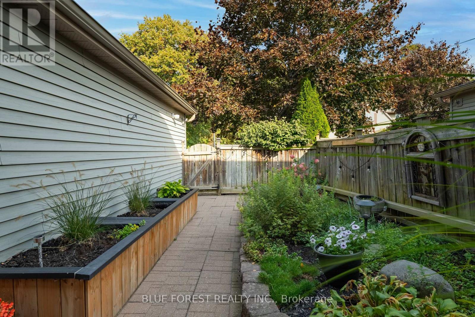 10 BERKSHIRE COURT - 31
