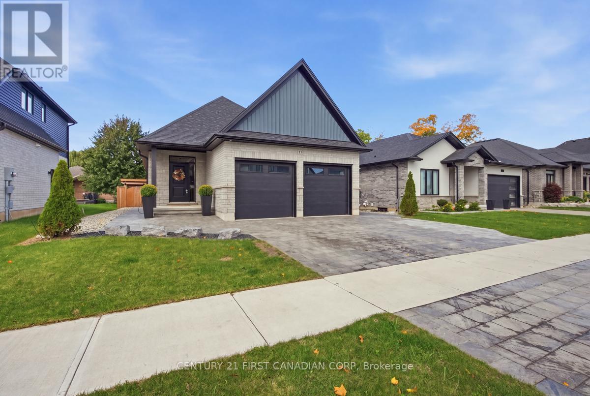 12 BRISCOE CRESCENT, Strathroy-Caradoc (NE) — photo 2