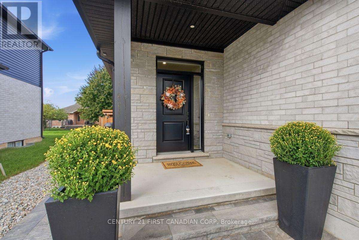 12 BRISCOE CRESCENT, Strathroy-Caradoc (NE) — photo 5