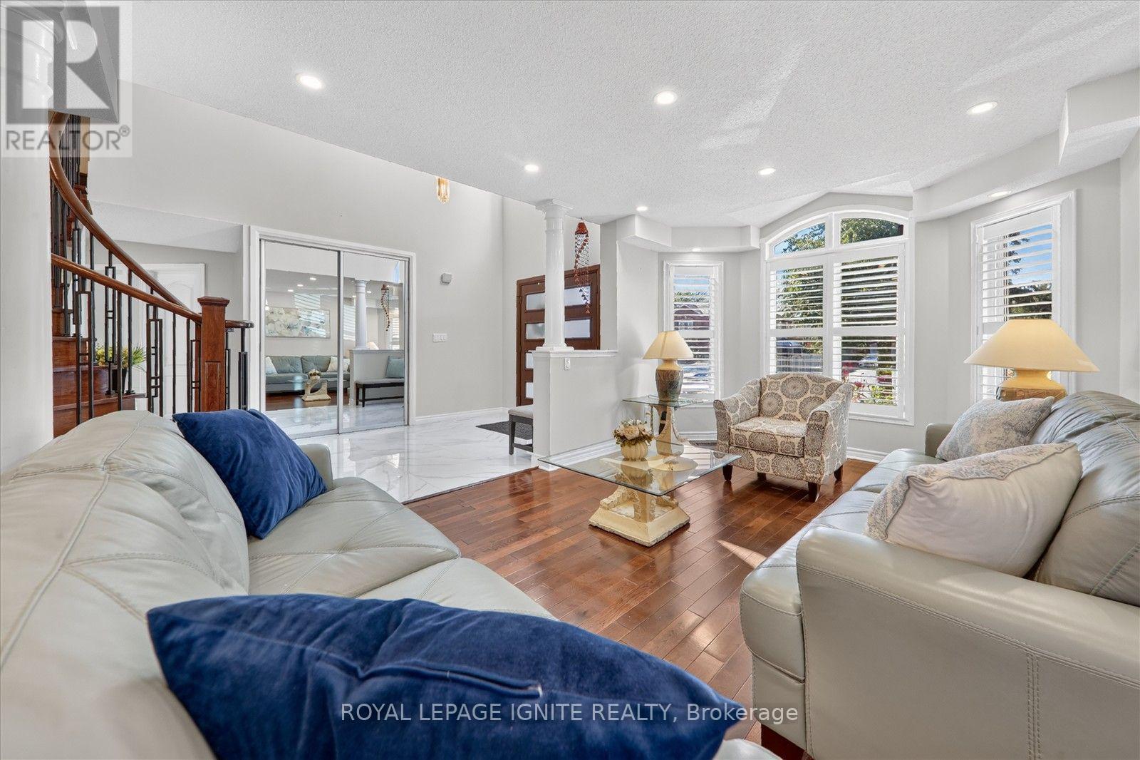 2015 Valewood Court, Oshawa, ON photo 8