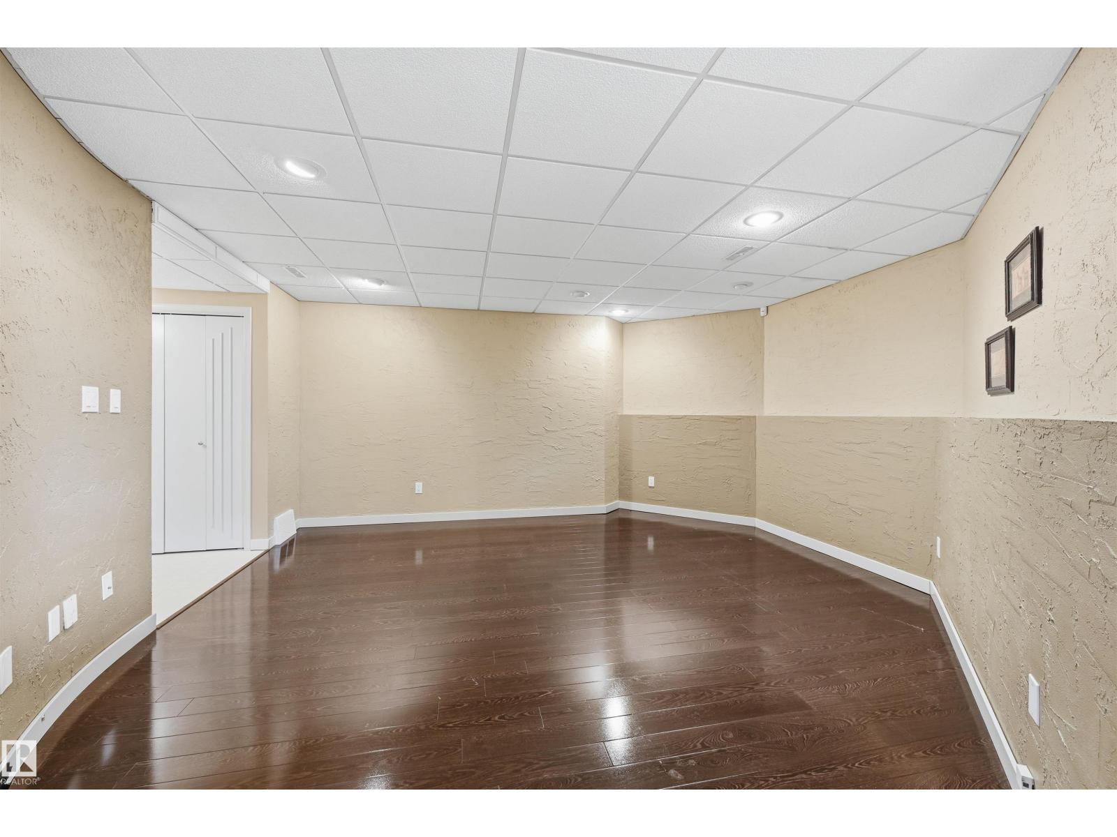 #5 11809 9B AV NW - 32