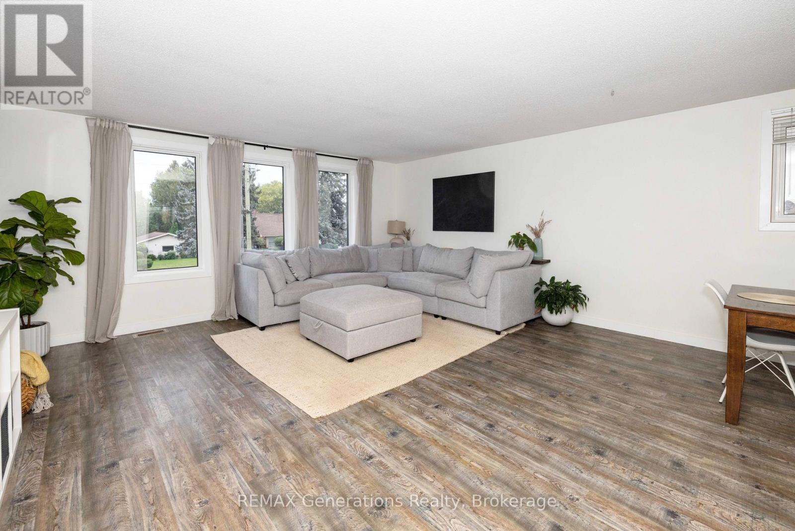 282 ALGOMA STREET N - 3