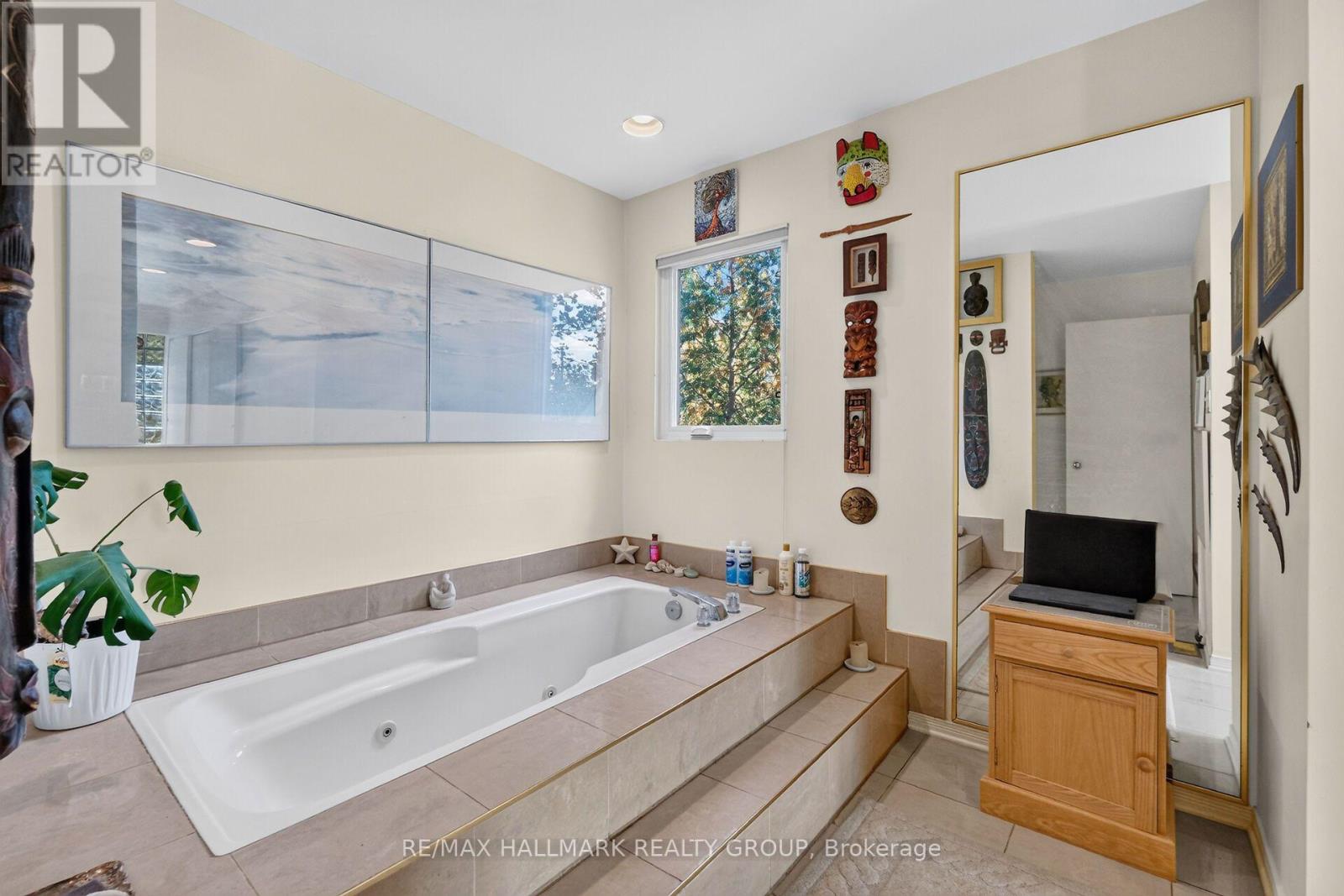 #2 121 MACKAY STREET - Image 30