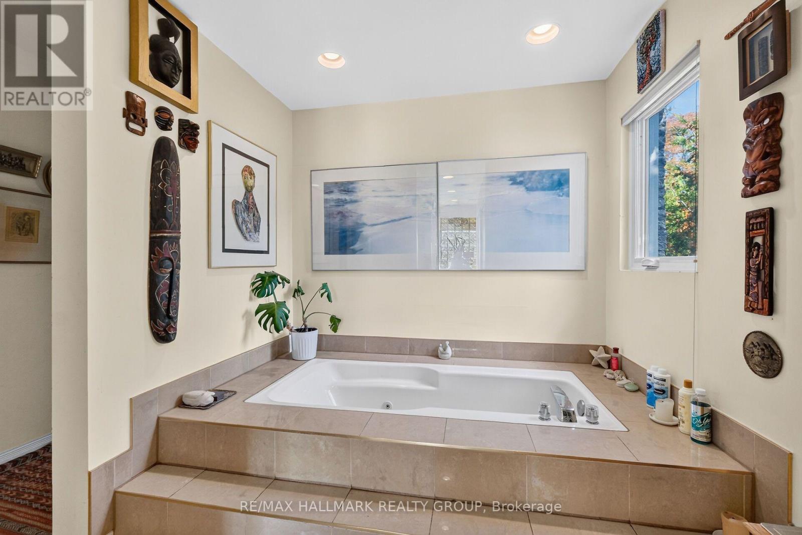#2 121 MACKAY STREET - 31