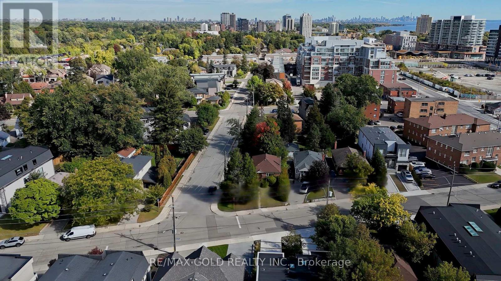 11 Pine Avenue North — photo 33