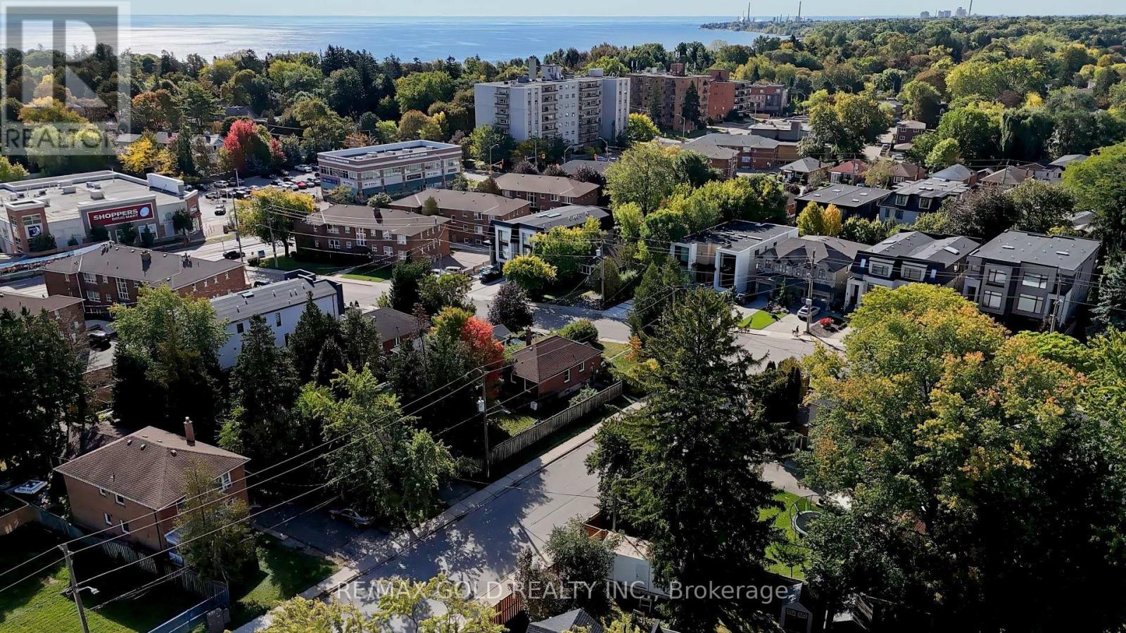 11 Pine Avenue North — photo 32