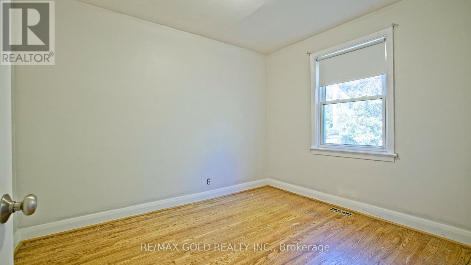 11 Pine Avenue North — photo 21