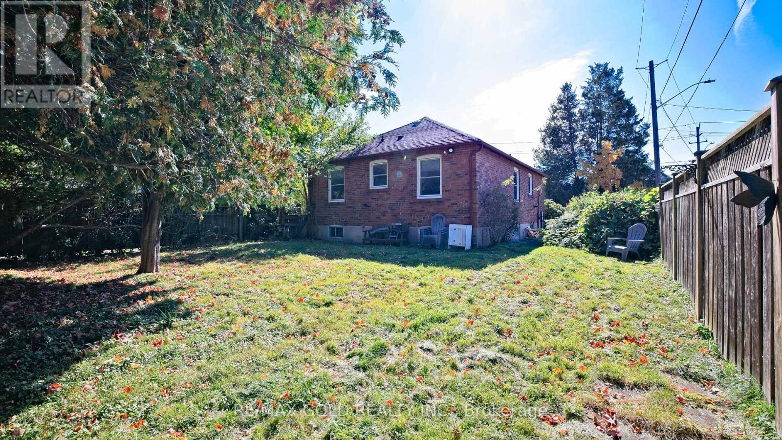 11 Pine Avenue North — photo 28