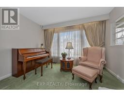 Living room - 2161 Valley Drive, Ottawa, ON K1G2P6 Photo 7