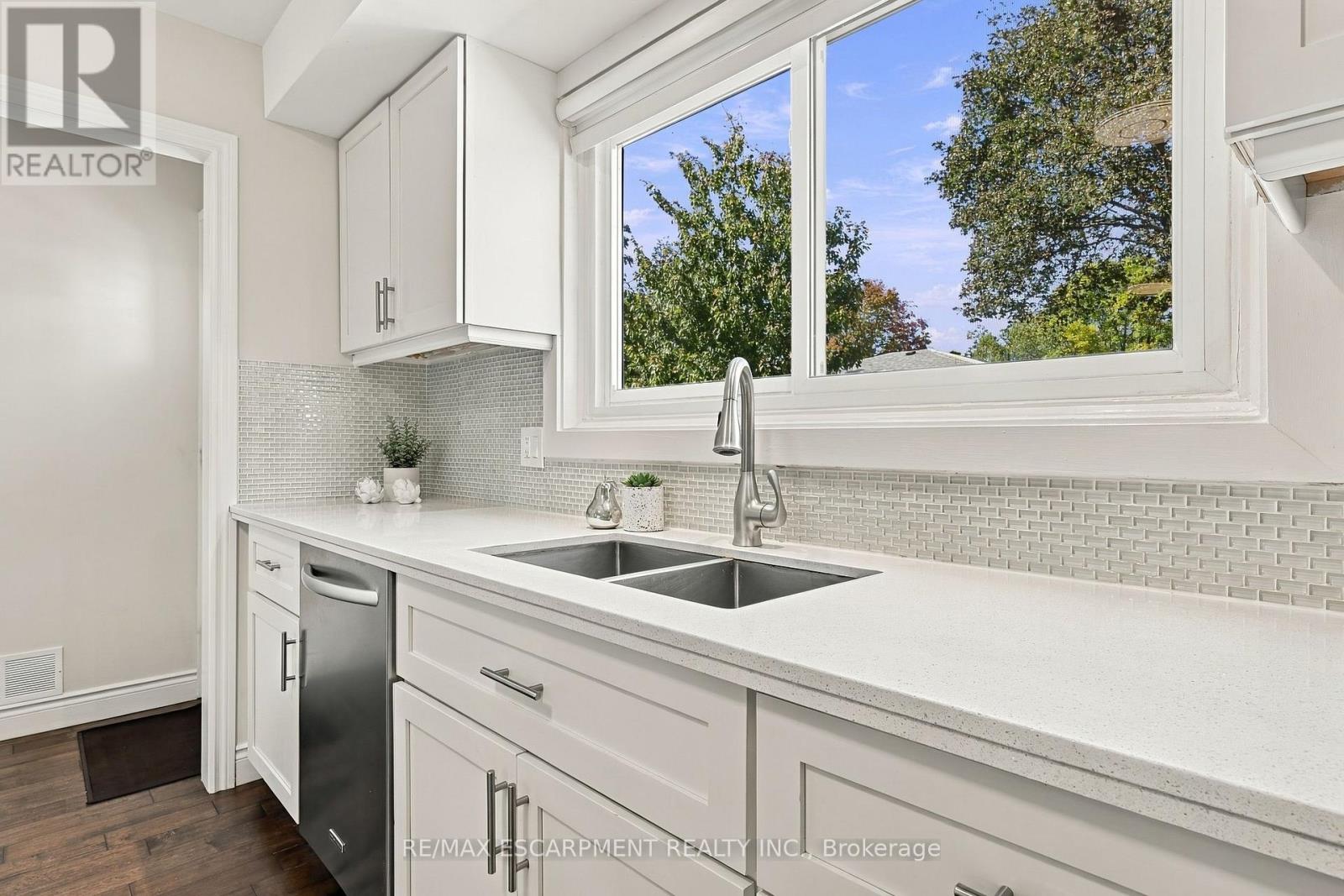 2231 URWIN CRESCENT - 11