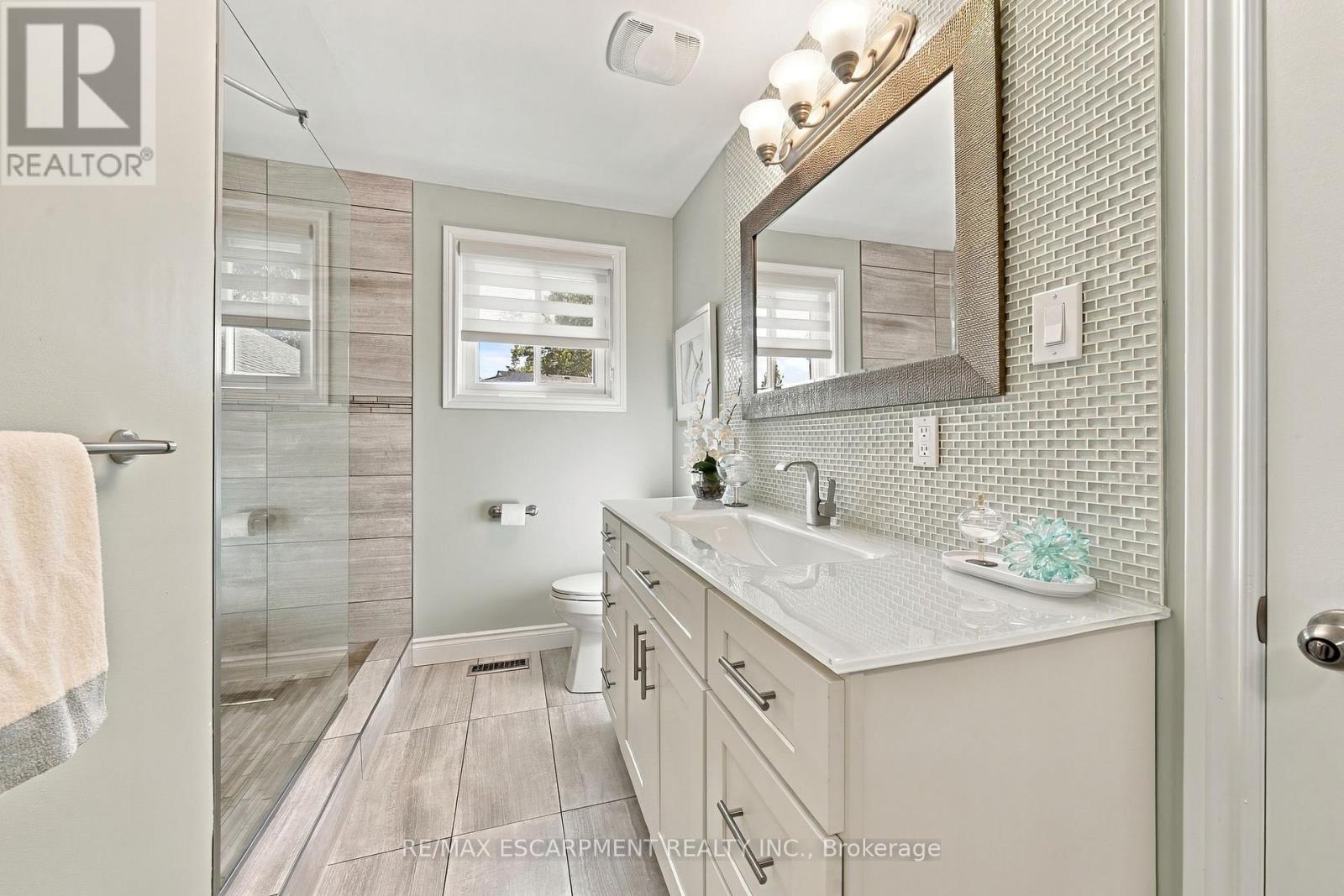 2231 URWIN CRESCENT - 16
