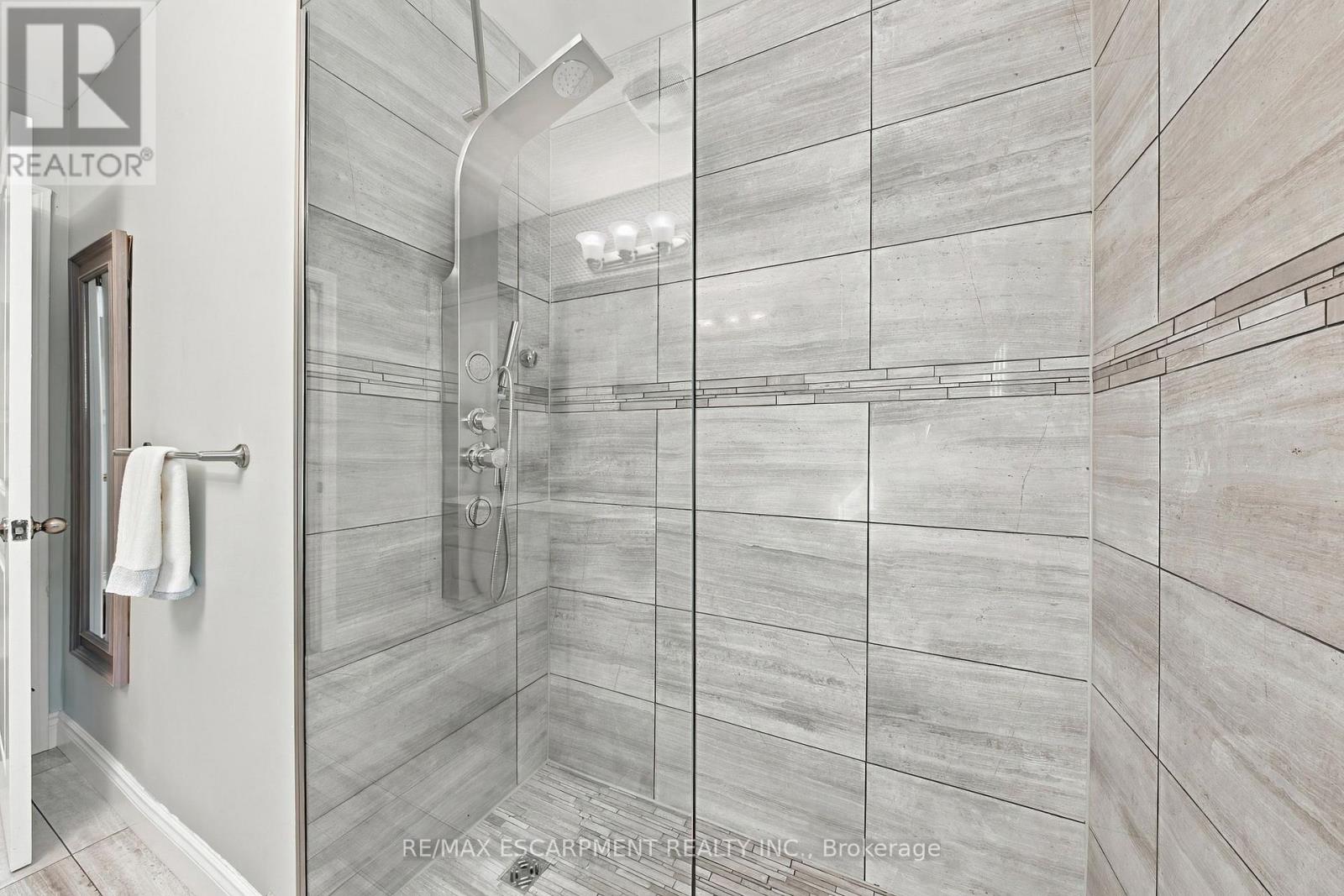 2231 URWIN CRESCENT - 17