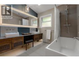 Bathroom - 1680 Ash Rd, Saanich, BC V5C4B3 Photo 12