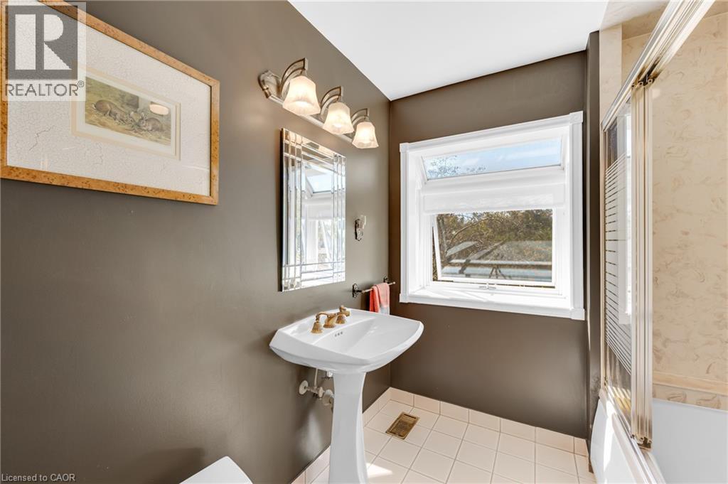 588 LOUISE Drive - Image 25