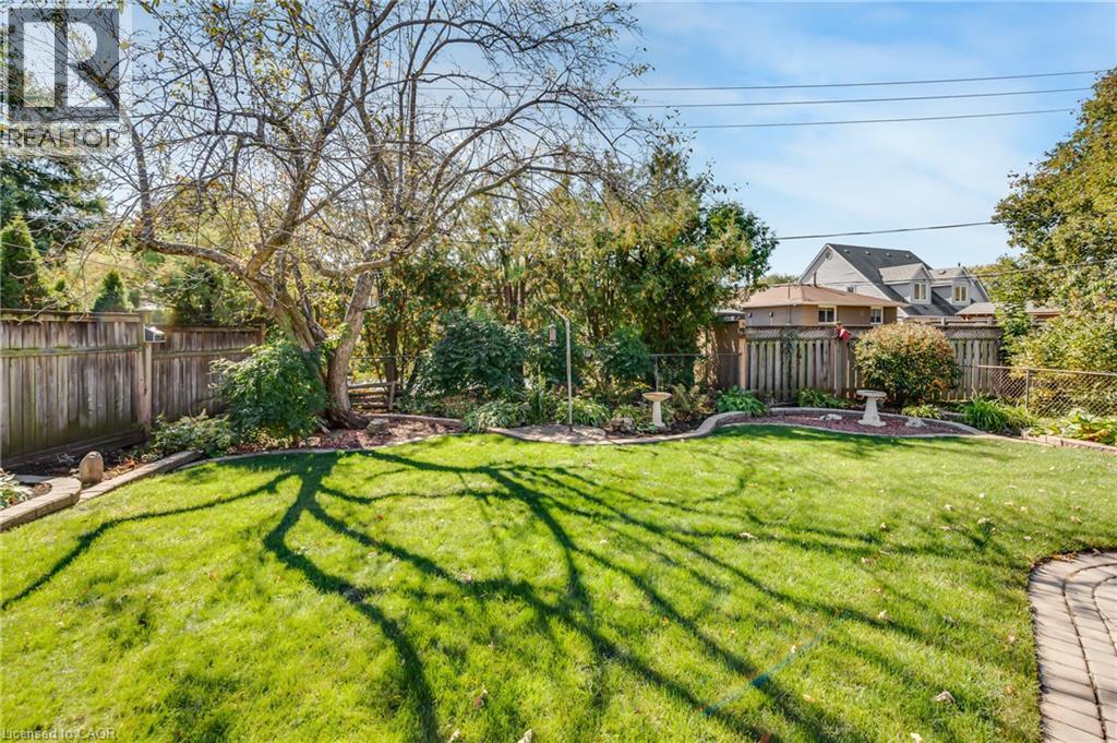 588 LOUISE Drive - 32