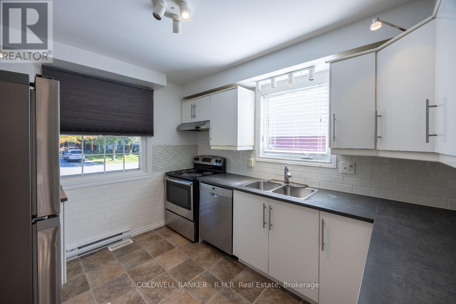 385 Trailridge Crescent, Oshawa, ON photo 3