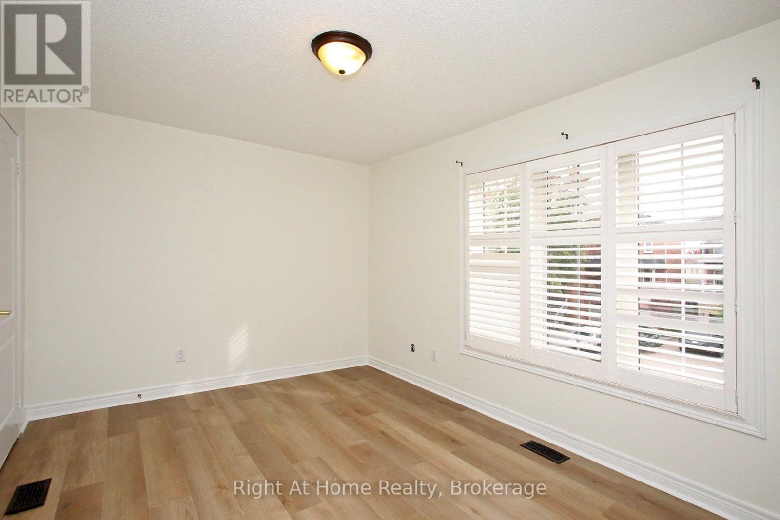 181 Fairlane Crescent — photo 33