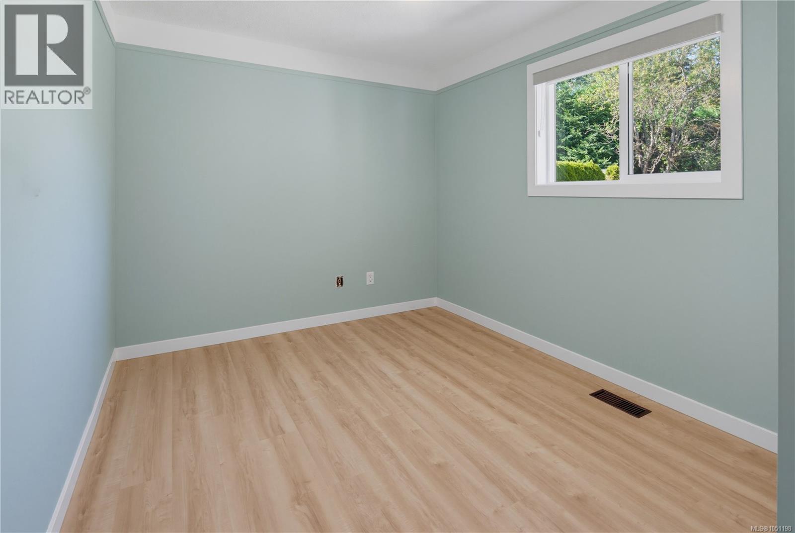 916 Burnside Rd W - 13
