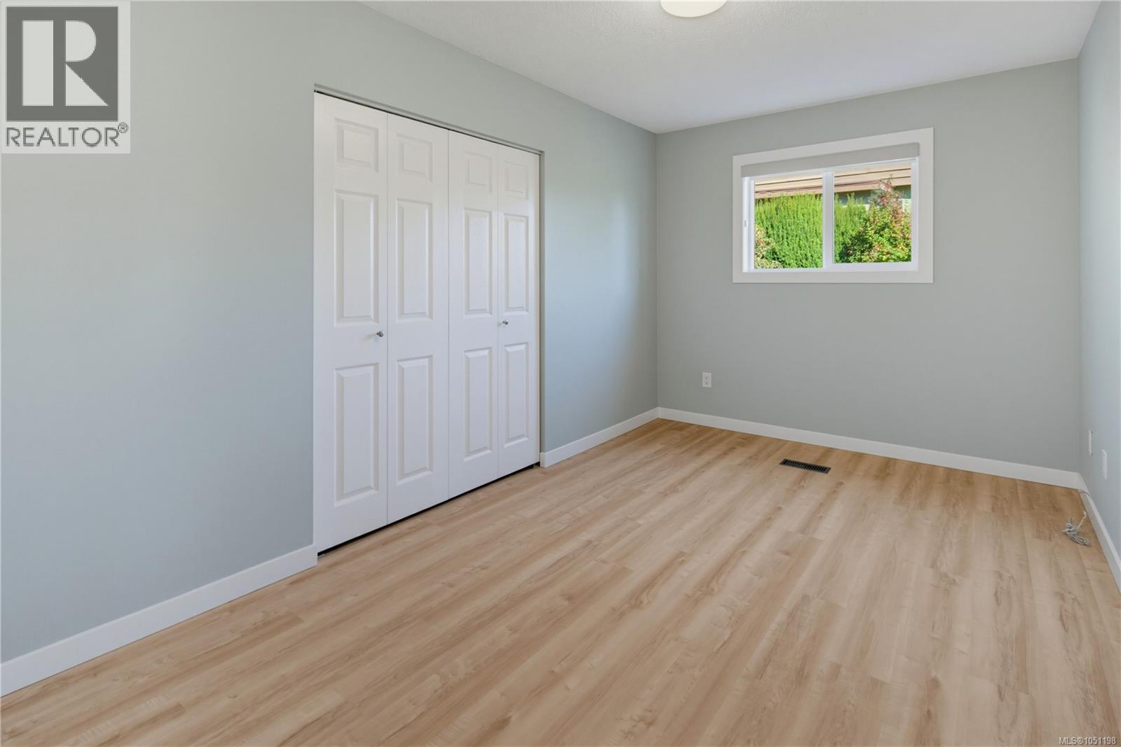 916 Burnside Rd W - 14