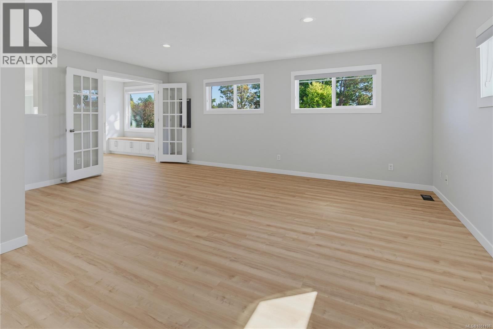 916 Burnside Rd W - 16