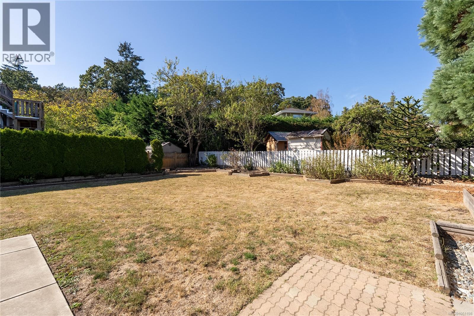 916 Burnside Rd W - 25