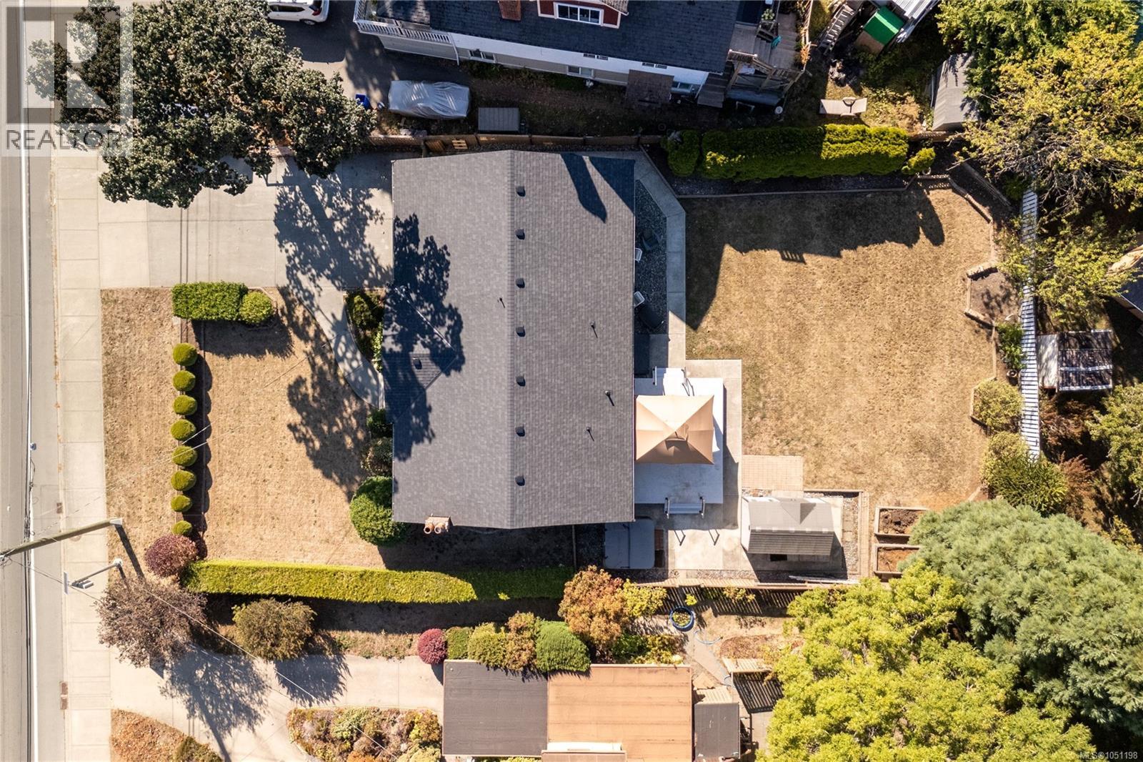 916 Burnside Rd W - 30