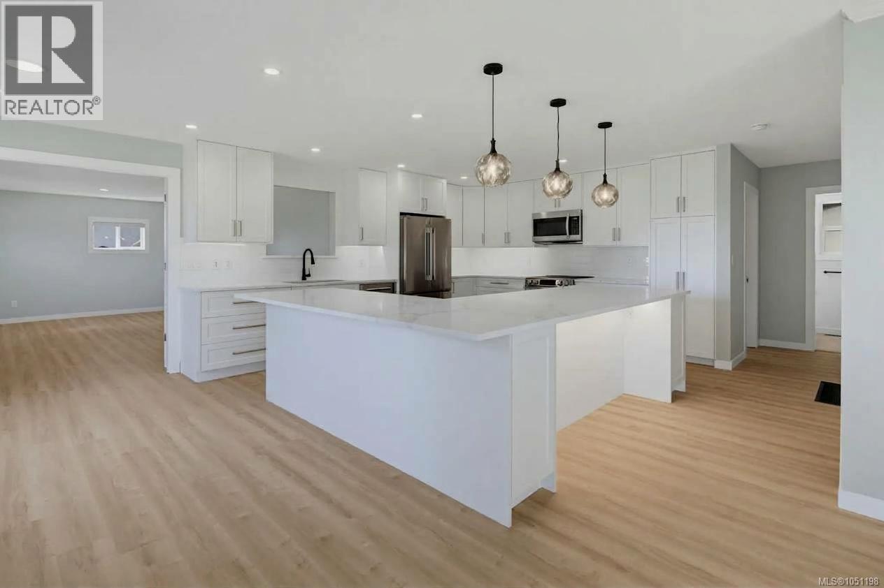 916 Burnside Rd W - 5