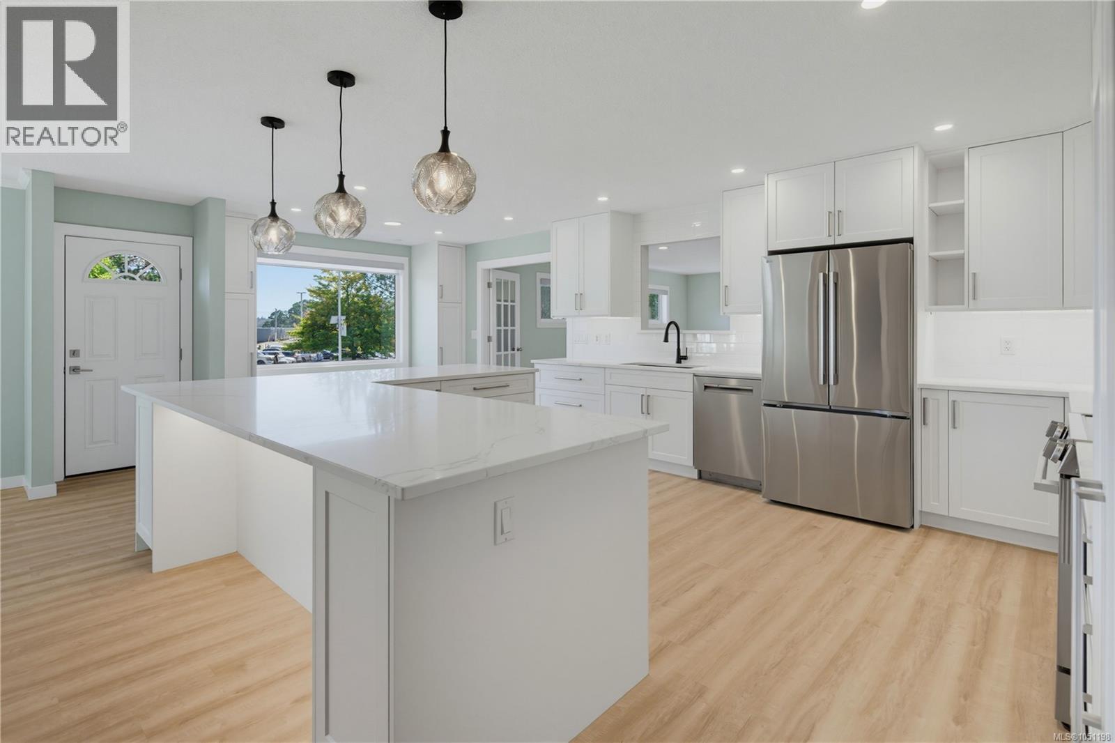 916 Burnside Rd W - 6