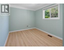 916 Burnside Rd W, Saanich, BC V8Z1N2 Photo 13