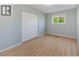 916 Burnside Rd W, Saanich, BC V8Z1N2 Photo 14