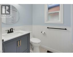 916 Burnside Rd W, Saanich, BC V8Z1N2 Photo 18
