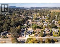 916 Burnside Rd W, Saanich, BC V8Z1N2 Photo 32
