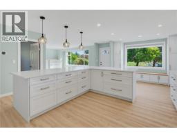 Primary Bedroom - 916 Burnside Rd W, Saanich, BC V8Z1N2 Photo 8