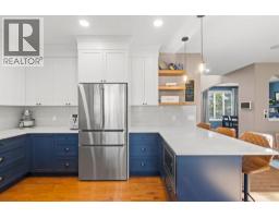 1621 Strathcona Drive SW - photo 9