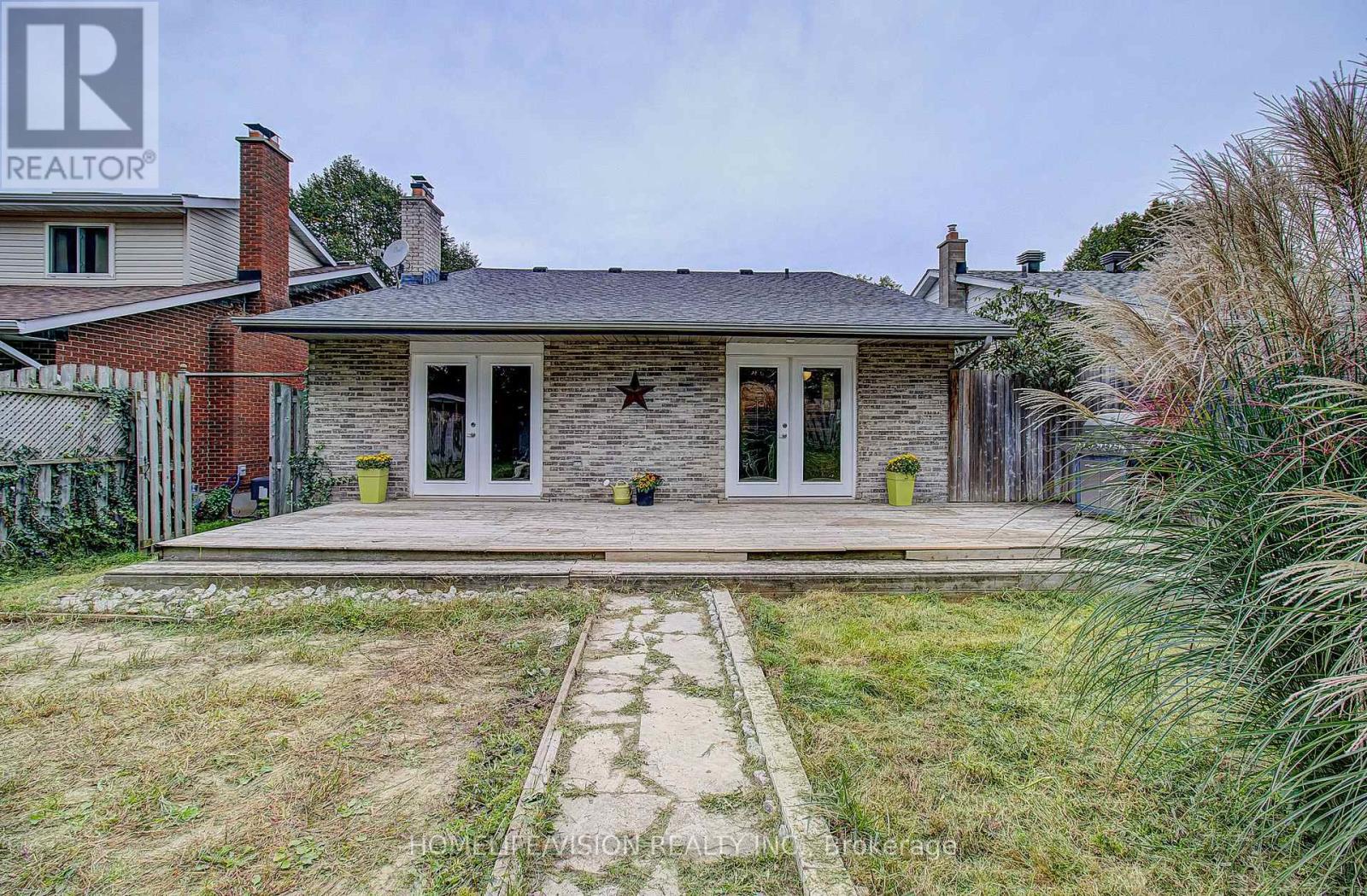 25 RADCLIFFE DRIVE - 33
