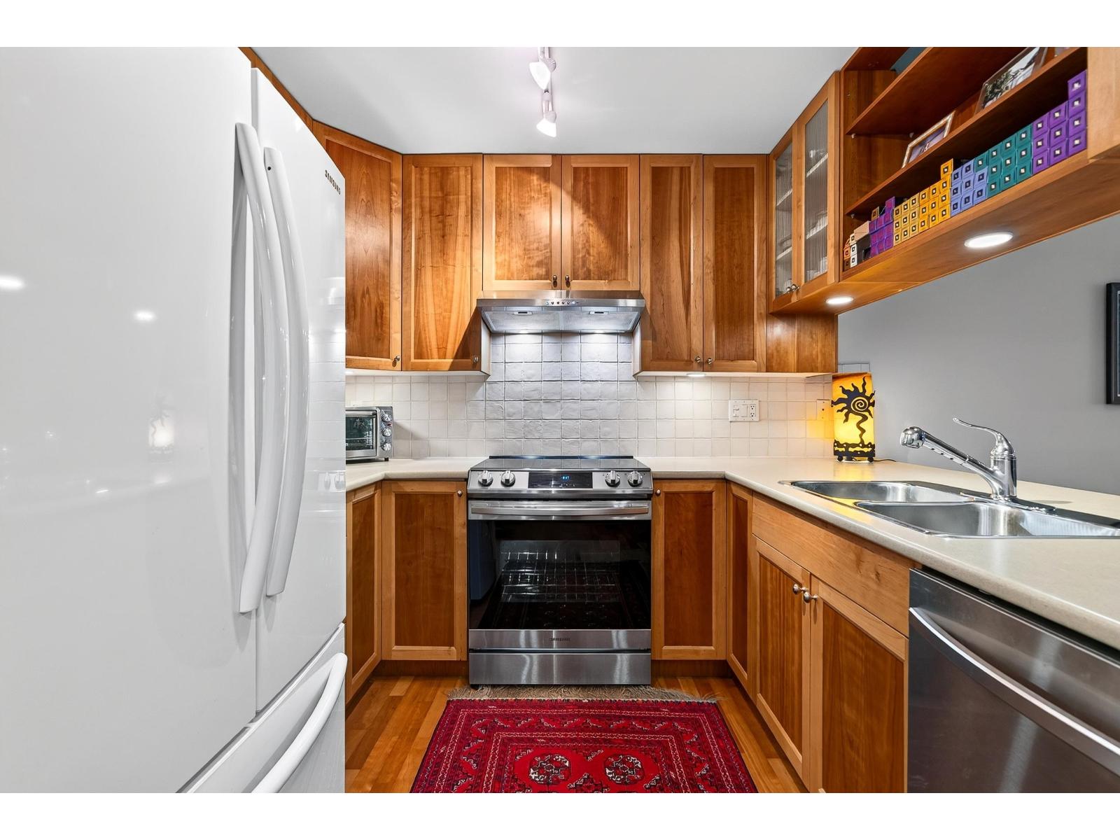 215 15392 16A AVENUE, Surrey