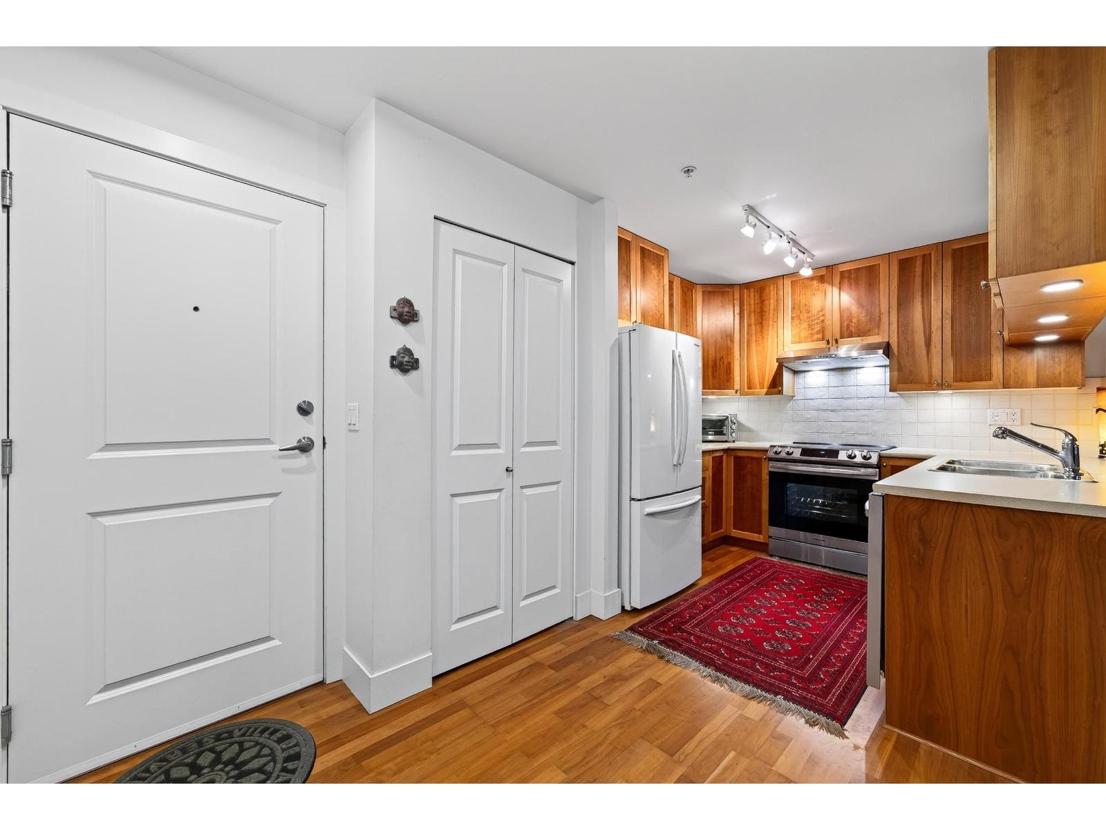 215 15392 16A AVENUE, Surrey