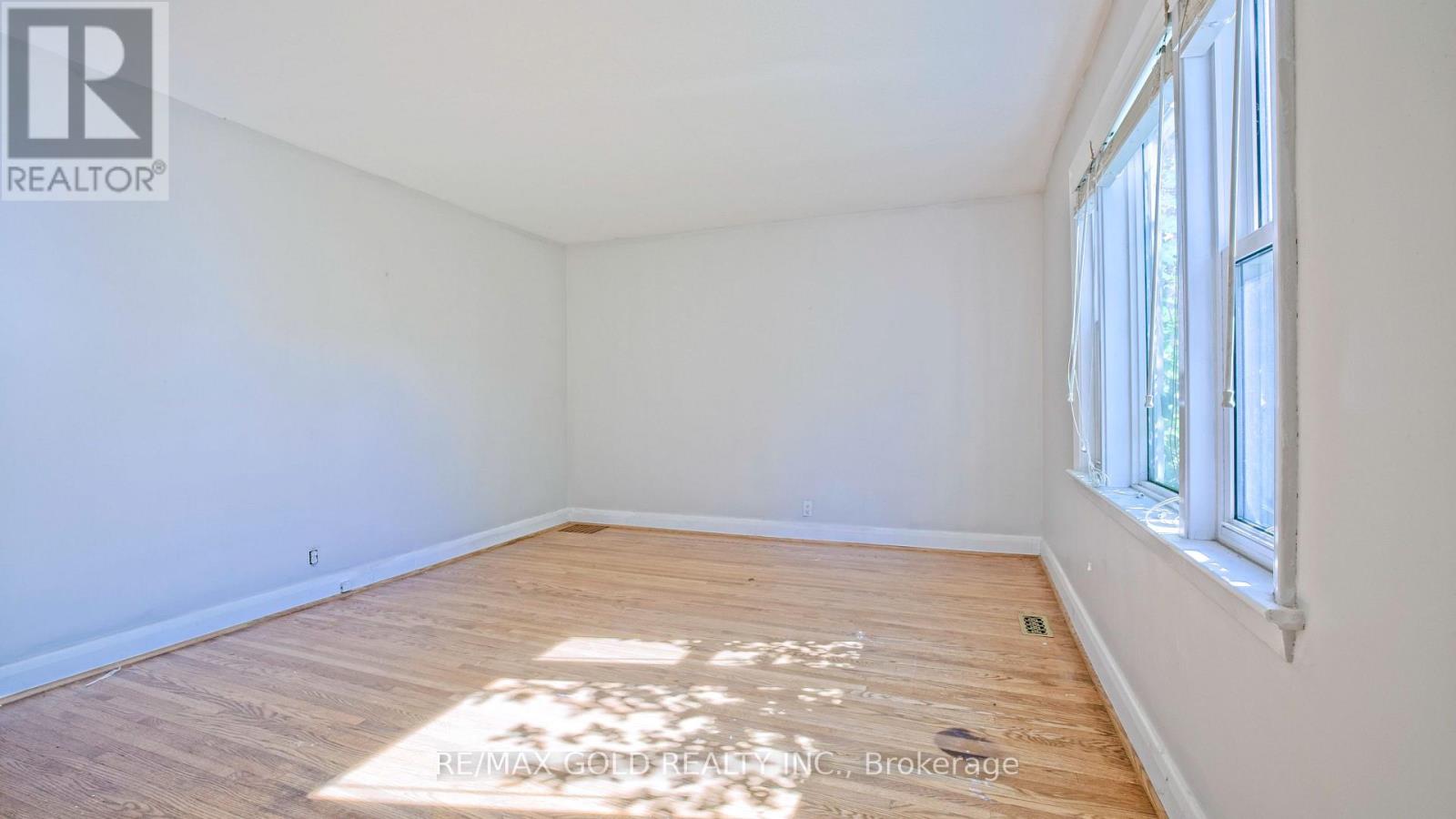 11 PINE AVENUE N - 10