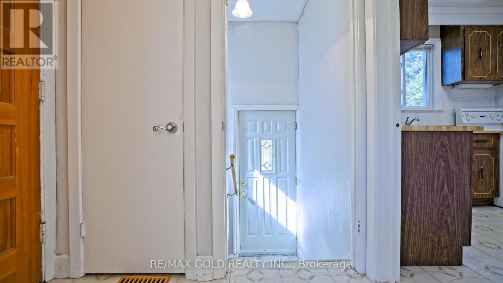 11 Pine Avenue North, Mississauga, ON photo 9
