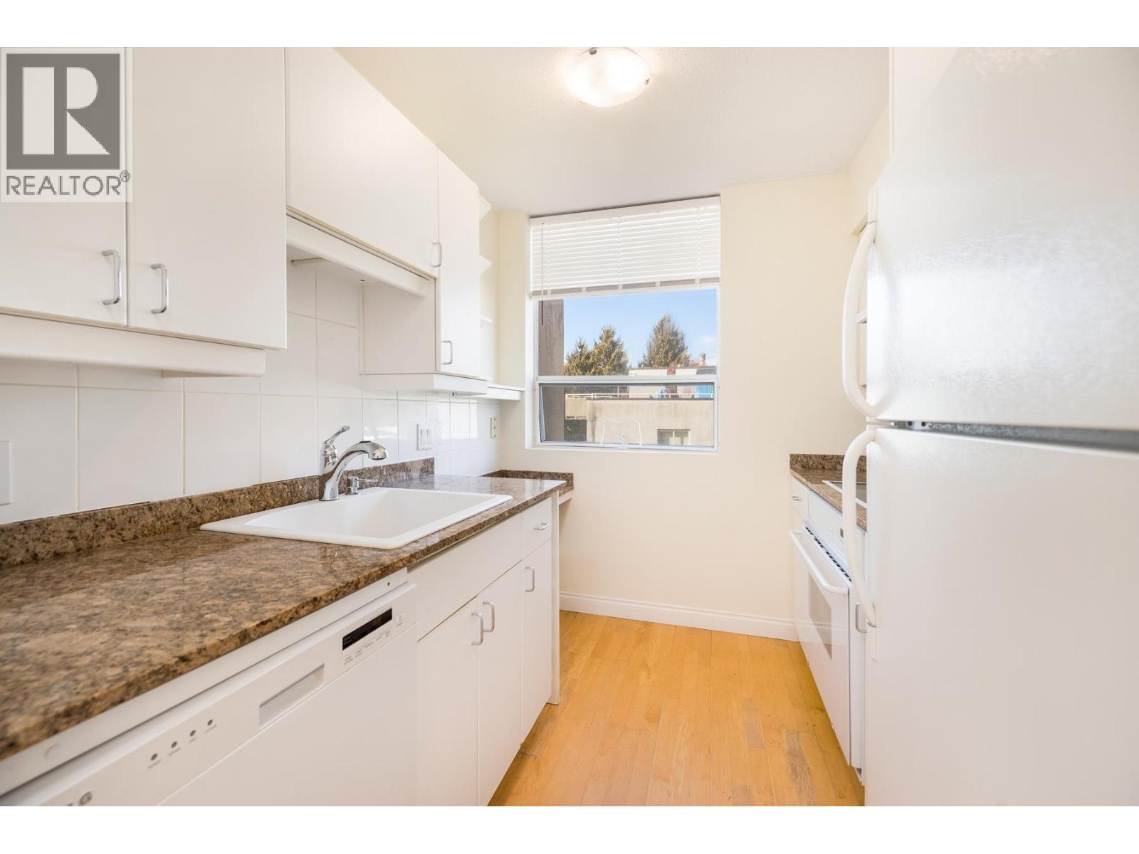 703 1737 DUCHESS AVENUE, West Vancouver