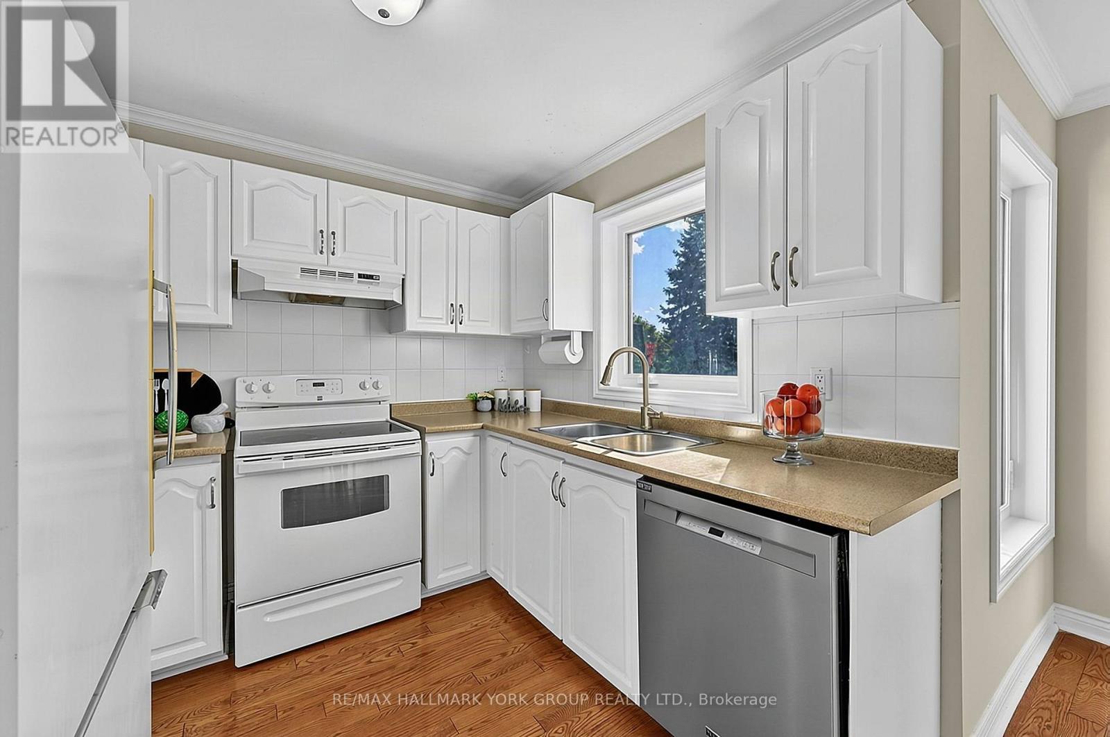 434 Lavas Road, Newmarket, ON photo 11