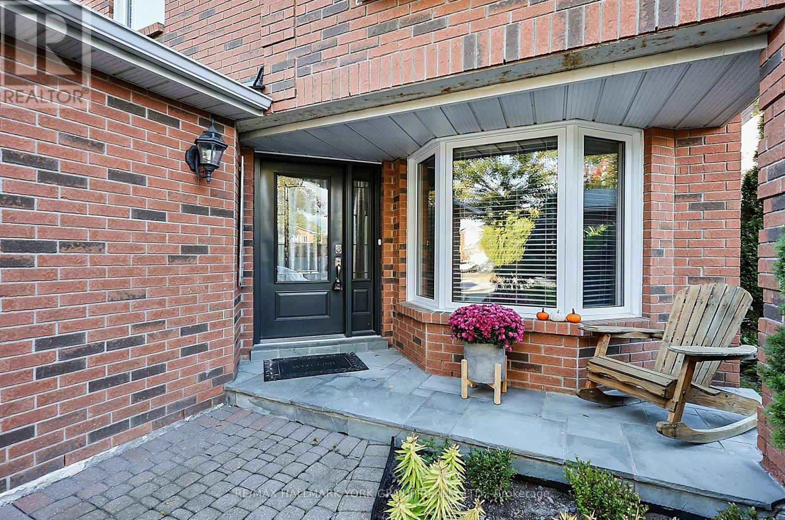 434 Lavas Road, Newmarket, ON photo 2