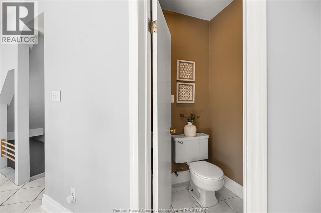 3926 ROSELAND DRIVE West - Image 17