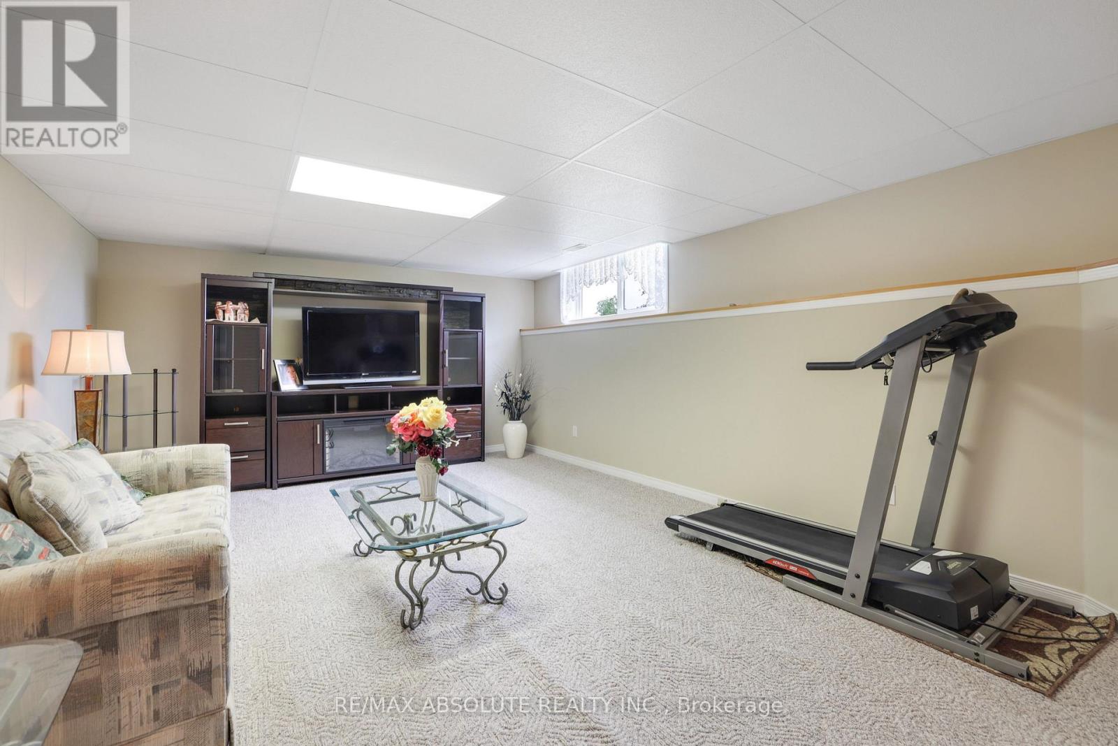 14 RILEY CRESCENT - 34