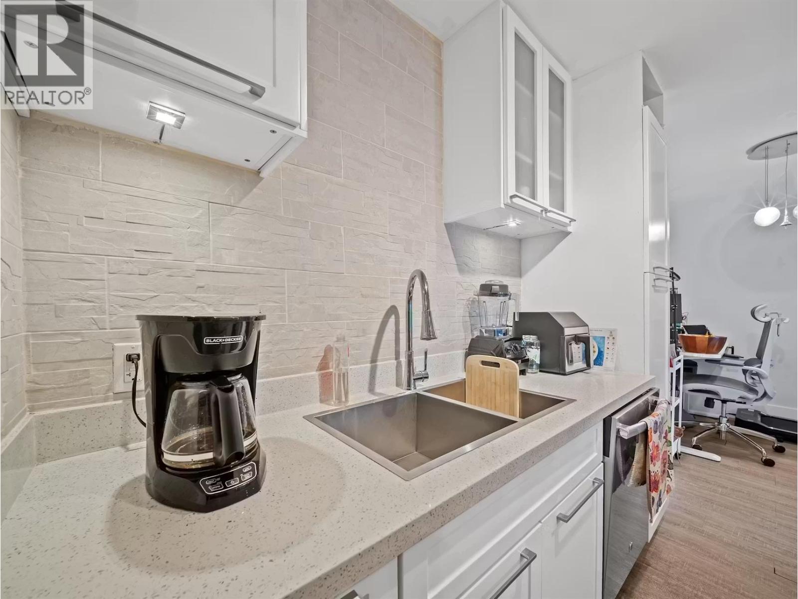 210 141 W 13TH STREET, North Vancouver