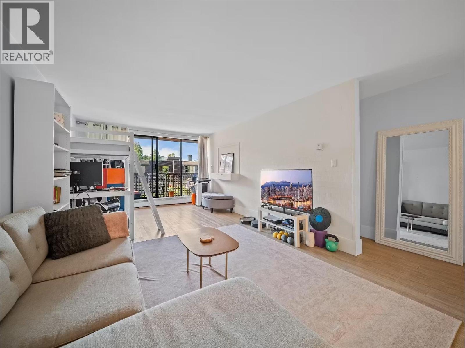 210 141 W 13TH STREET, North Vancouver